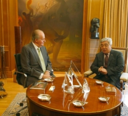 Don Juan Carlos en un momento del encuentro con el Ministro de Asuntos Exteriores de la República de Kazajstán, Erlan Idrissov